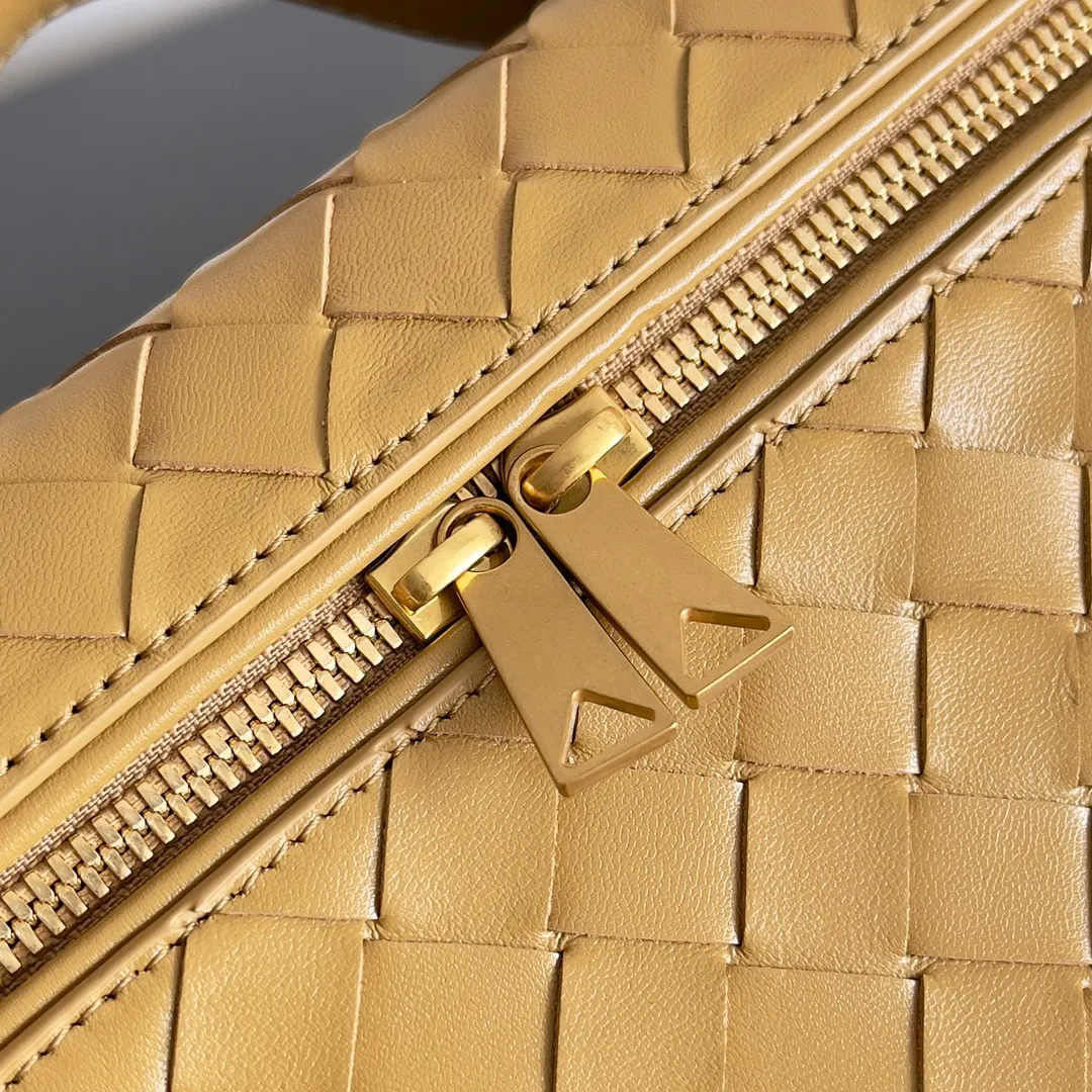 Batch 1360 Bottega Veneta 24 spring and summer woven zipper crossbody bag. A crossbody bag that can be used as a cosmetic bag. The exquisite weaving and compact body are an indispensable accessory for the upcoming summer. The double zipper also better protects the bag. It has a large capacity. If you like it, don’t miss it. Style number: 789109 Size: 22*12.5*5cm